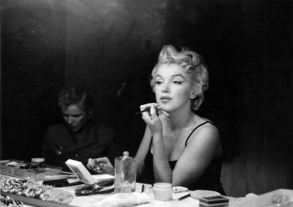 Marilyn-Monroe-Makeup-Table