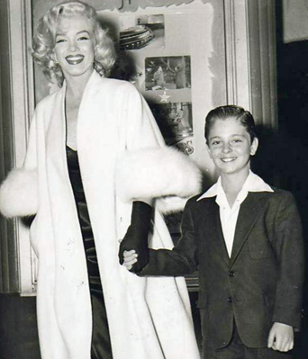 Marilyn-Monroe-White-Fox-Furs-6