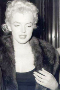 A candid image of Monroe wearing the collar, likely in New York City, 1955.