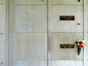 marilyn-monroe-hugh-hefner-crypt